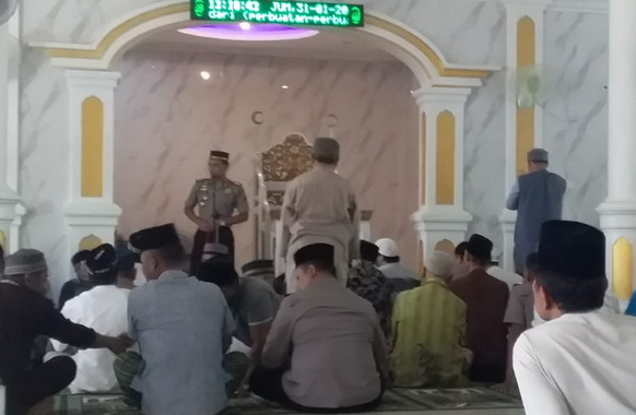 Kapolres saat memberi sambutan saat Safari Jum'at di Mesjid Raya Nurul Huda Salido.
