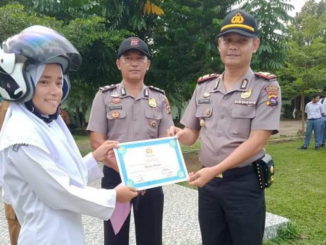 Kapolsek Tigo Nagari AKP Tirto Edhi, SH memberika piagam penghargaan tertib lalu lintas kepada siswa SMAN 1 Tigo Nagari