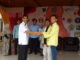 Kepala SMAN I Guguak Drs Hijas menyerahkan tropy kepada prrwakilan UNP yang terpilih sebagai stand terbaik pada Expo perguruan tingggi di SMAN I Guguak.