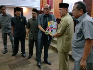 Ketua DPRD Sumbar Supardi menyerahkan hasil reses Anggota DPRD Sumbar masa Persidangan ke Tiga kepada Wakil Gubernur Sumbar Nasrul Abit