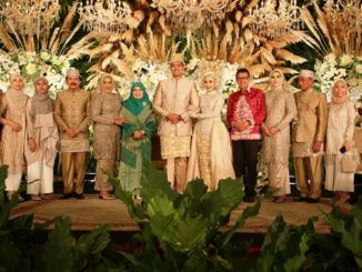 Mempelai bersama kedua orang tua dan Gubernur Sumbar Irwan Prayitno dan istr.