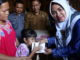 Sifrowati Yulianto saat menyerahkan bantuan.