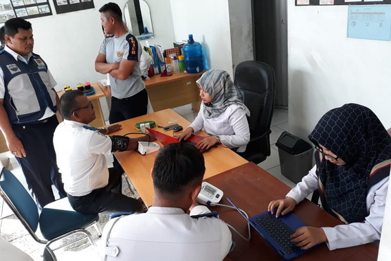Suasana saat cek kesehatan gratis di Terminal Koto Lalang