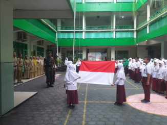 Upacara pengibaran bendera hari Senin di SD Al - Islam 2 Jamsaren.