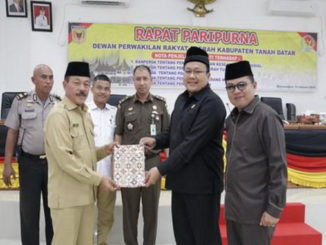 Wabup Zuldafri Darma menyerahkan nota Ranperda.