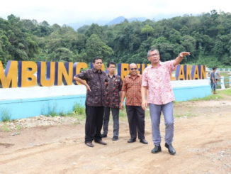 Wako Riza Falepi saat meninjau salah satu proyek pembangunan di Payakumbuh.