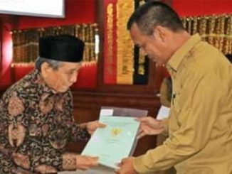 Walikota Pariaman Genius Umar saat menyerahkan sertifikat tanah masyarkat,