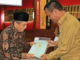 Walikota Pariaman Genius Umar saat menyerahkan sertifikat tanah masyarkat,