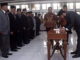 Walikota Padang Fadly Amran saat menandatangani berita acara pelantikan.