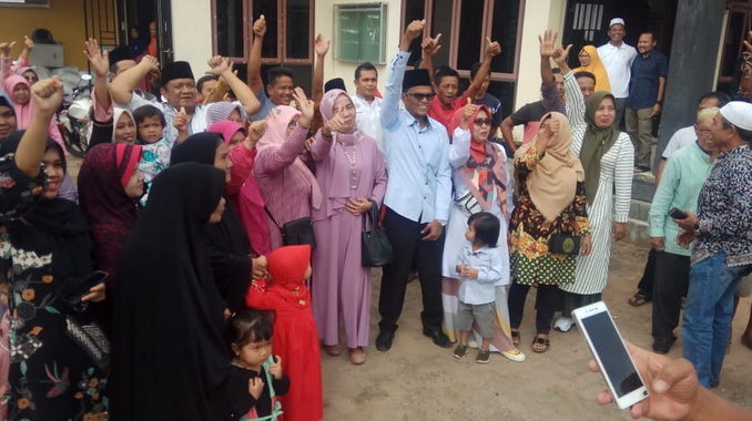 Abdi Yusran saat mendaftar ke kantor Wali Nagari Aia Manggih di antar simpatisan dan pemuka masyarakat Ambang Canggang