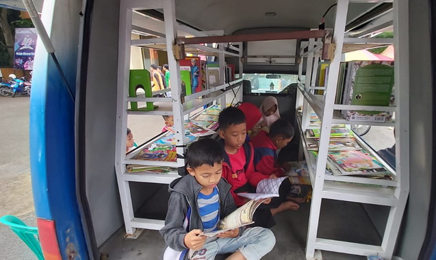 Anak-anak yang asyik membaca di Pustaka Keliling.