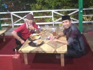 Andri Maran berdialog dengan seniman Sumbar, Rhian D'Kincai tentang perkembangan dan pengembangan kesenian.