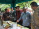 Bupati Gusmal dan tamu undangan saat peninjuaj hasil ulahan pisang Kepok Tanjung