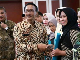 Bupati Hendrajoni saat menyerahkan SK.