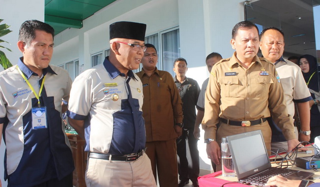 Bupati Pasbar, Yulianto saat meninjau lokasi ujian CPNS.