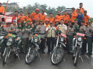Bupati Sijunjung, Yuswir Arifin berfoto bersama dengan personil BPBD Sijunjung