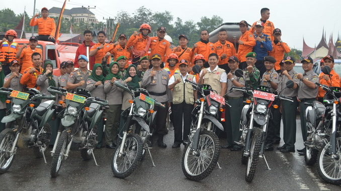 Bupati Sijunjung, Yuswir Arifin berfoto bersama dengan personil BPBD Sijunjung