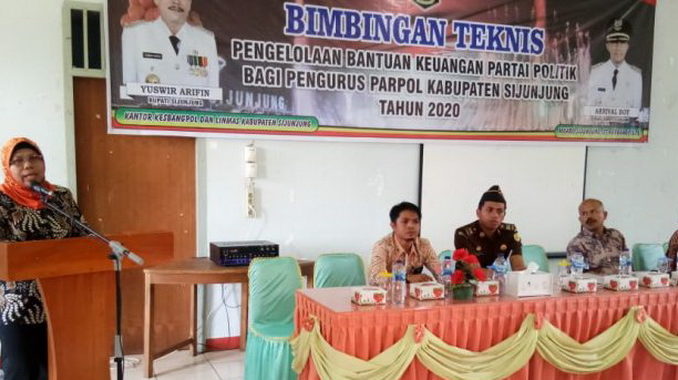 Bupati Sijunjung diwakili Asisten I Yenuarita membuka bimtek bantuan keuangan untuk partai politik