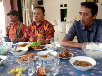 Dr. Zulfikri Toguan (tengah) saat menyampaikan program nya dihadapan wartawan