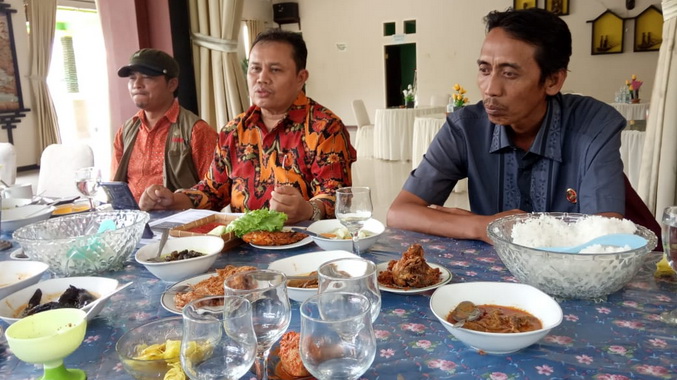 Dr. Zulfikri Toguan (tengah) saat menyampaikan program nya dihadapan wartawan