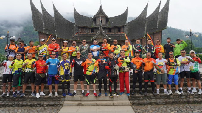 Kasrem 032 Wirabraja bersama panitia.