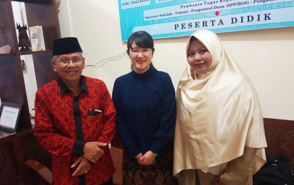 Kepsek Drs H Letfari Asmi ketika menerima kunjungan Japan Foundation Shiina Iwakura, didampingi Mellisa Fitri guru bahasa Jepang SMA PGRI 1 Padang.