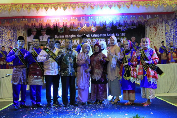 Ketua DRPD dan Sekdakab Solok saat menghadiri Malam Grand Final Duta Genres Kab. Solok 2020.