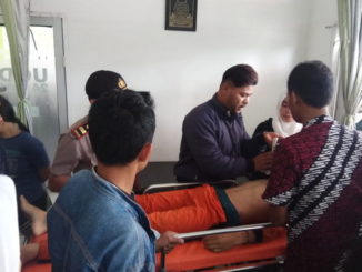 Korban saat diperiksa petugas medis.