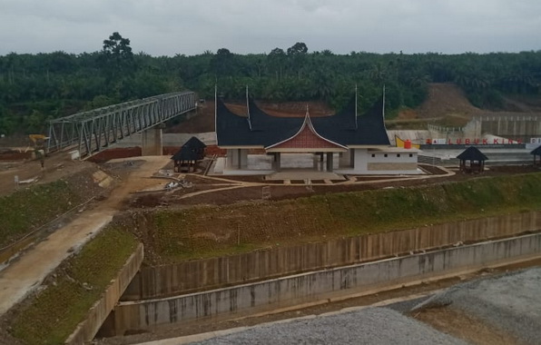 Pembangunan irigasi Batang Bayang yang tak selesai tepat waktu.