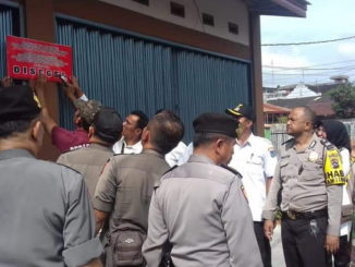 Penyegelan toko di Payakumbuh.