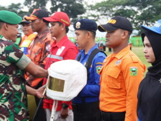 Penyerahan bantuan penanggulangan bencana pada perwakilan peserta apel oleh Dandim 0309 Reno Triambodo