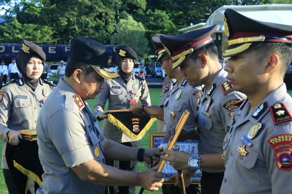 Penyerahan piagam penghargaan dari Kapolri.