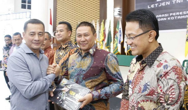 Salam komando Wako Ramlan Nurmatias dengan Wakasad disaksikan Bupati Agam, Indra Catri.