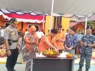 Suasana HUT Basarnas ke- 48, Makan nasi tumpeng Kakansar Akmal bersama Bupati Yudas Sabagallet dan Forkopimda Kabupaten kepulauan Mentawai, di Kantor Basarnas Mentawai.