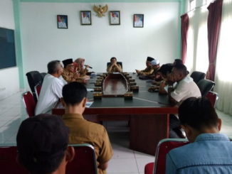 Suasana Pertemuan Masyarakat Tarantang dengan Pimpinan ICBS yang difasilitasi Wabub Ferizal Ridwan bertempat di ruangan rapat kantor bupati kemarin