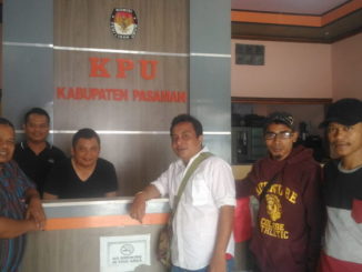 Tim Antoni Rahmat dan sekretaris KPU Pasaman foto bersama di sekretariat KPU Kabupaten Pasaman.