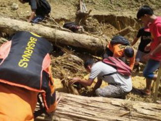 Tim gabungan satgas PB TRC BPBD , Basarnas mengevakuasi korban banjir bandang di Muaro Sungai Lolo