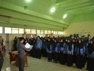 Wako Deri Asta saat mengambil sumpah 90 PNS Kota Sawahluno.