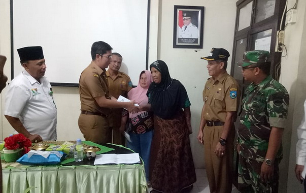 Wako Deri Asta saat menyerahkan zakat dari Baznas Kota Sawahlunto.