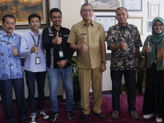 Wako Riza Falepi bersama perwakilan manajemen Grab.