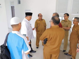 Wako Zul Elfian saat meninjau rusun.