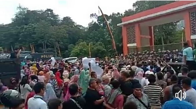 Warga Kabupaten Sijunjung mendatangi gedung DPRD Sijunjung menyampaikan aspirasi tentang tambang emas dan usaha kayu