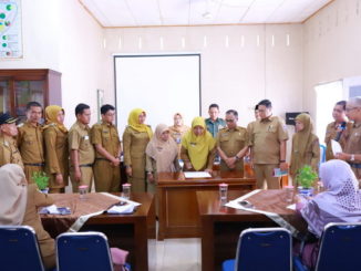 Penandatangan pakta integritas.