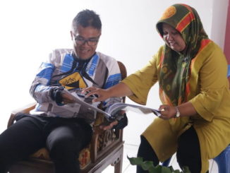 Rida Ananda saat berkantor d Limbukan.