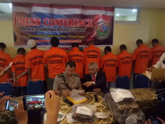 Tersangka pelaku penyalgunaan narkoba dan barang bukti yang diperlihatkan saat jumpa res.