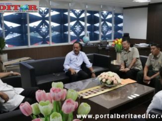 Wakil Bupati Zuldafri Darma bersama Kalaksa BPBD Tanah Datar Thamrin berkoordinasi dengan BNPB.