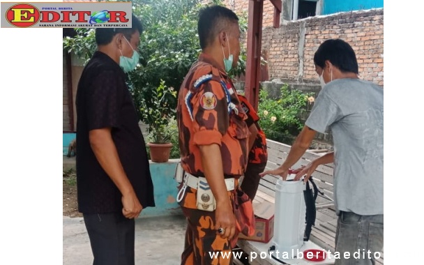 Anggota DPRD Kota Padang, Helmi Moesim bersama MPC PP mencek pengisian cairan disinfektan yang akan disemprotkan.