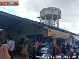 Antrian pembayaran rekening di PDAM Payakumbuh.