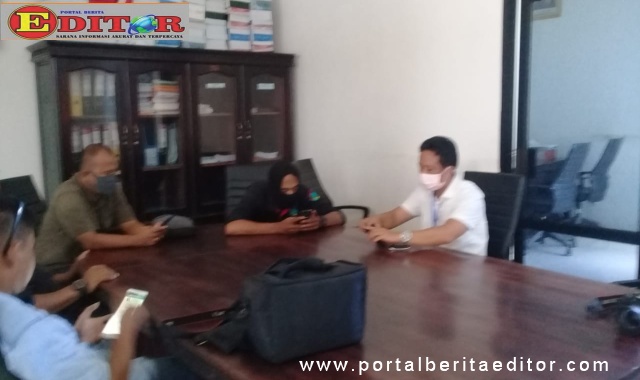 Bruno Guimek Sagalak bersama awak media di ruang kerjanya.