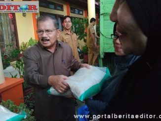 Bupati Ali Mukhni menyerahkan bantuan.